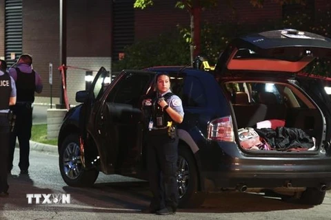 Cảnh sát được triển khai tới hiện trường một vụ xả súng ở Oak Park, Chicago, Mỹ, ngày 20/6/2020. (Nguồn: AP/TTXVN) 