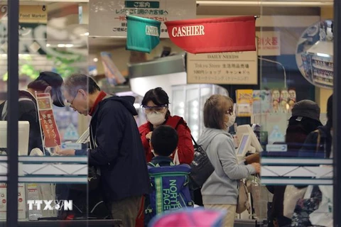 Người dân mua hàng trong siêu thị tại thủ đô Tokyo, Nhật Bản ngày 8/4/2020 trong bối cảnh dịch COVID-19 lan rộng. (Nguồn: THX/TTXVN) 