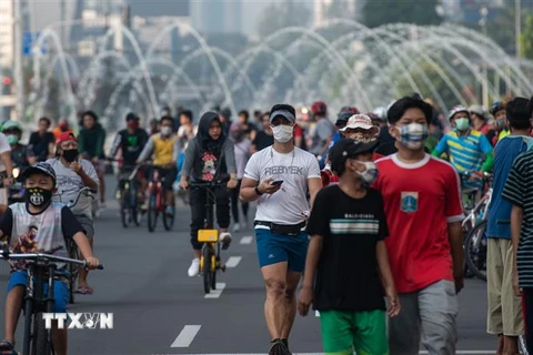 Người dân đeo khẩu trang phòng lây nhiễm COVID-19 tại Jakarta, Indonesia, ngày 14/6/2020. (Nguồn: THX/TTXVN) 