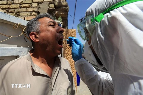 Nhân viên y tế lẫy mẫu xét nghiệm COVID-19 tại Baghdad, Iraq. (Nguồn: THX/TTXVN) 