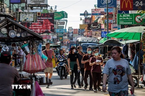 Người dân mua sắm tại một khu chợ ở Bangkok, Thái Lan ngày 6/3/2020. (Nguồn: AFP/TTXVN) 