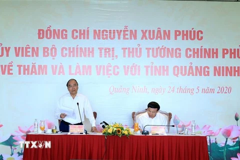 Thủ tướng Nguyễn Xuân Phúc làm việc với cán bộ chủ chốt tỉnh Quảng Ninh vào sáng 24/5. (Ảnh: Thống Nhất/TTXVN) 
