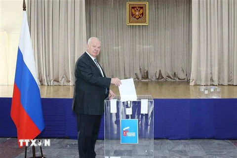 Đại sứ Nga tại Việt Nam Konstantin Vnukov bỏ phiếu về việc tán thành các sửa đổi Hiến pháp Liên bang Nga. (Ảnh: Phương Hoa/TTXVN) 