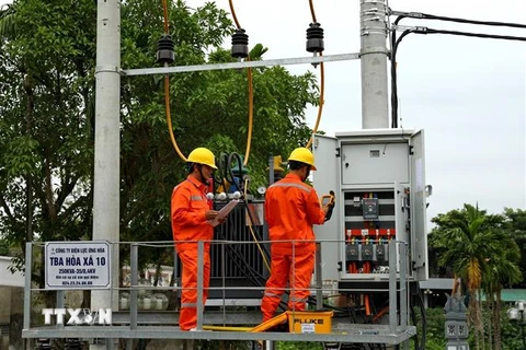Công nhân Tổng Công ty Điện lực Thành phố Hà Nội vận hành cung cấp điện cho các phụ tải trên địa bàn. (Ảnh: Ngọc Hà/TTXVN) 
