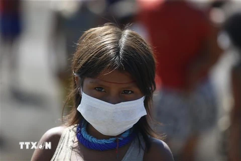 Một em nhỏ đeo khẩu trang phòng lây nhiễm COVID-19 tại Roraima, Brazil ngày 30/6/2020. (Nguồn: THX/TTXVN) 