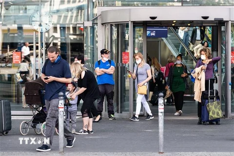 Người dân đeo khẩu trang phòng lây nhiễm COVID-19 tại nhà ga tàu hỏa ở Berlin, Đức, ngày 15/6/2020. (Nguồn: THX/TTXVN) 