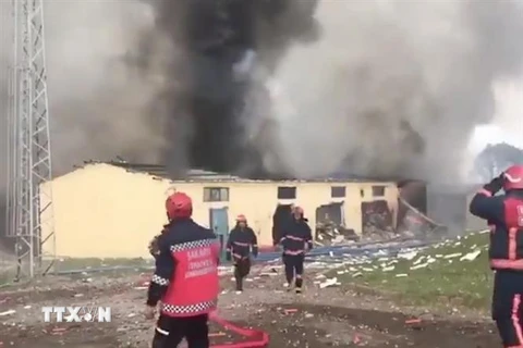 Lính cứu hỏa làm nhiệm vụ tại hiện trường vụ nổ nhà máy sản xuất pháo hoa ở tỉnh Sakarya, Tây Bắc Thổ Nhĩ Kỳ ngày 3/7/2020. (Nguồn: Daily Star/TTXVN) 