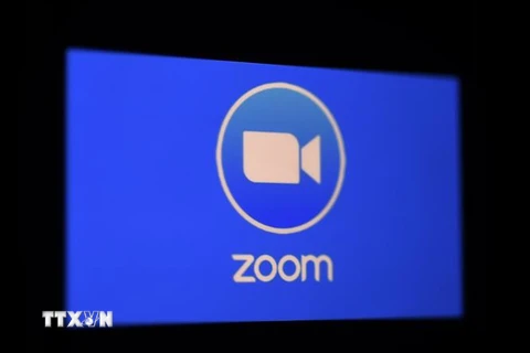 Biểu tượng ứng dụng Zoom trên một màn hình điện thoại ở Arlington, bang Virginia, Mỹ ngày 30/3/2020. (Nguồn: AFP/TTXVN) 