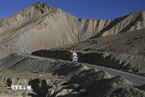 Xe tải di chuyển dọc tuyến đường cao tốc Srinagar-Leh ngày 29/6/2020. (Nguồn: AFP/TTXVN) 