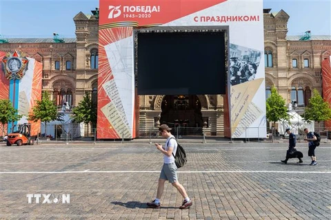 Người dân di chuyển trên Quảng trường Đỏ ở Moskva, Nga ngày 19/6/2020. (Nguồn: THX/TTXVN) 