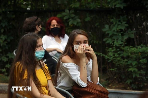 Người dân đeo khẩu trang phòng lây nhiễm COVID-19 tại Bucharest, Romania, ngày 26/6/2020. (Nguồn: THX/TTXVN) 