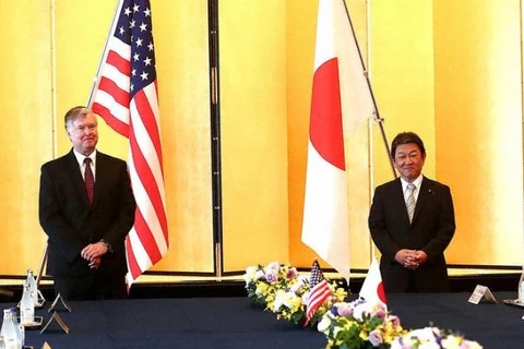 Ngoại trưởng Nhật Bản Toshimitsu Motegi (phải) và Thứ trưởng Ngoại giao Mỹ Stephen Biegun. (Nguồn: AP) 