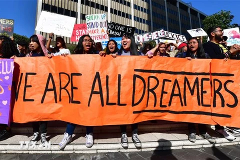 Sinh viên và những người ủng hộ Chương trình DACA tham gia tuần hành tại Los Angeles, bang California, Mỹ ngày 12/11/2019. (Nguồn: AFP/TTXVN) 