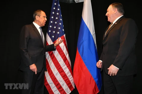 Ngoại trưởng Nga Sergei Lavrov (trái) và Ngoại trưởng Mỹ Mike Pompeo. (Ảnh: AFP/TTXVN) 
