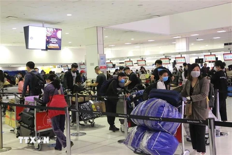 Công dân Việt Nam xếp hàng làm thủ tục lên máy bay của Vietnam Airlines tại sân bay quốc tế Sydney để khởi hành về nước, ngày 3/7/2020. (Ảnh: Nguyễn Minh/TTXVN) 
