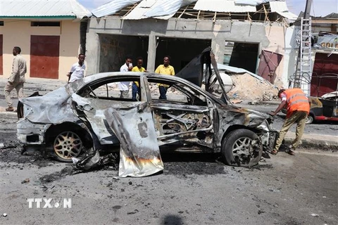 Hiện trường một vụ đánh bom xe ở Mogadishu, Somalia, ngày 8/1/2020. (Nguồn: AFP/TTXVN) 