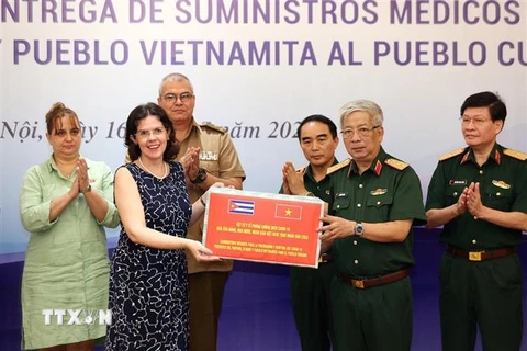 Thượng tướng Nguyễn Chí Vịnh, Thứ trưởng Bộ Quốc phòng trao biểu trưng vật tư y tế cho Đại sứ Cuba tại Việt Nam Lianys Torres Rivera. (Ảnh: Dương Giang/TTXVN) 