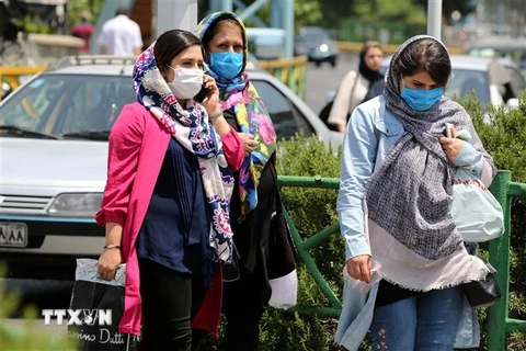 Người dân đeo khẩu trang phòng lây nhiễm COVID-19 tại Tehran, Iran. (Nguồn: AFP/TTXVN) 