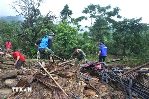 Cán bộ, chiến sỹ Bộ Chỉ huy Quân sự tỉnh Hà Giang giúp nhân dân khẩn trương khắc phục mưa lũ. (Ảnh: Minh Tâm/TTXVN) 