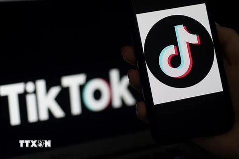 Biểu tượng ứng dụng truyền thông xã hội TikTok trên màn hình điện thoại. (Nguồn: AFP/TTXVN) 