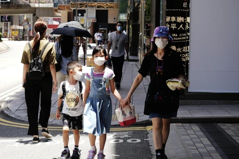 Người dân đeo khẩu trang phòng COVID-19 tại Hong Kong, Trung Quốc ngày 17/7/2020. (Nguồn: THX/TTXVN)