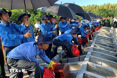 Lễ truy điệu, cải táng 52 hài cốt liệt sỹ tại Nghĩa trang liệt sỹ Tam Nông (Đồng Tháp). (Ảnh: Chương Đài/TTXVN) 