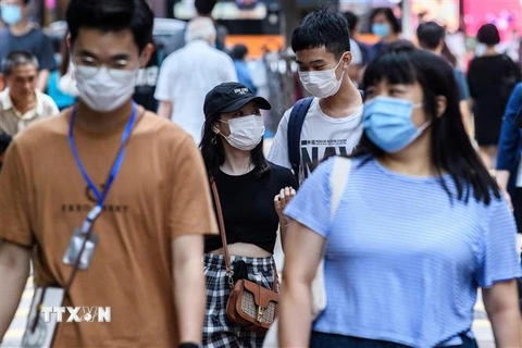 Người dân đeo khẩu trang phòng dịch COVID-19 khi lưu thông trên đường phố tại Hong Kong, Trung Quốc ngày 13/5/2020. (Nguồn: AFP/TTXVN) 
