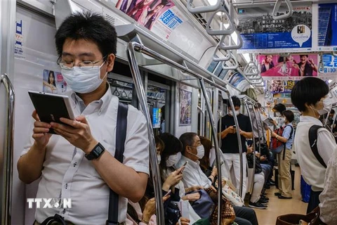Người dân đeo khẩu trang phòng lây nhiễm COVID-19 tại Tokyo, Nhật Bản. (Nguồn: AFP/TTXVN) 