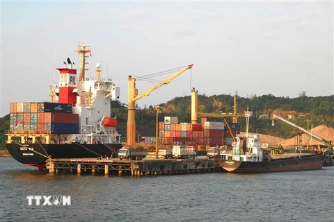 Bốc xếp hàng hóa tại cảng Tiên Sa thuộc hệ thống cảng Đà Nẵng. (Ảnh: Hồng Kỳ/TTXVN) 