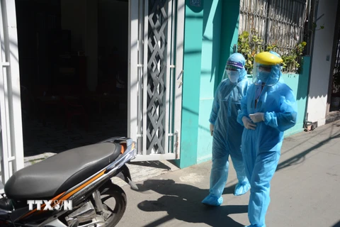 Nhân viên y tế Đà Nẵng tiến hành truy vết, khoanh vùng điều tra lịch sử dịch tễ ở khu vực dân cư, nơi sinh sống của bệnh nhân COVID-19 số 418. (Ảnh: Võ Dũng/TTXVN) 