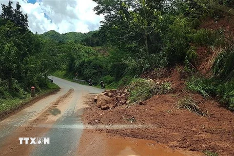 Bùn đất từ trên cao sạt lở tràn xuống tuyến đường Quốc lộ 4H- Nà Hỳ thuộc Điện Biên. (Ảnh: Phan Tuấn Anh/TTXVN) 