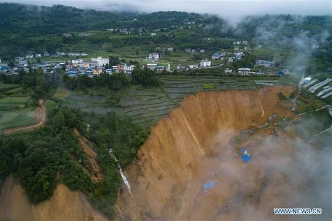 Mưa lớn cũng gây ra sạt lở núi ở một khu vực của Trùng Khánh. (Nguồn: Tân Hoa xã) 