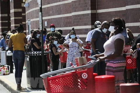 Người dân xếp hàng chờ mua sắm tại một cửa hàng bách hóa ở New York, Mỹ ngày 16/7/2020. (Nguồn: THX/TTXVN) 