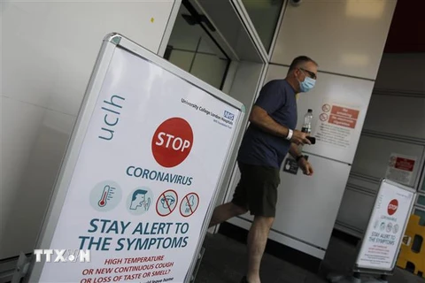 Ápphích tuyên truyền về virus corona tại một bệnh viện ở London, Anh, ngày 17/7/2020. (Nguồn: AFP/TTXVN) 