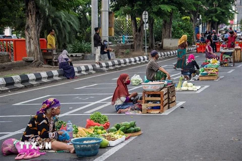 Một khu chợ ven đường ở Surabaya, Indonesia ngày 2/6/2020. (Nguồn: AFP/TTXVN) 