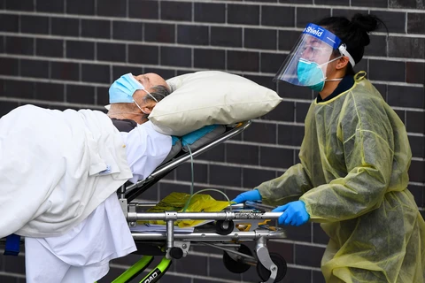 Chuyển bệnh nhân nhiễm COVID-19 tới bệnh viện ở Melbourne, Australia, ngày 28/7/2020. (Nguồn: AFP/TTXVN)