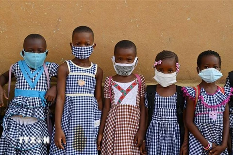Trẻ em đeo khẩu trang phòng lây nhiễm COVID-19 tại Abidjan, Côte d'Ivoire ngày 25/5/2020. (Nguồn: AFP/TTXVN) 