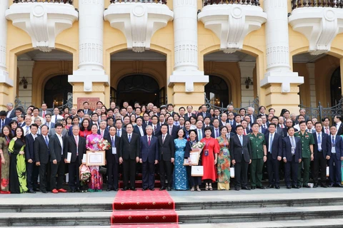 Các đồng chí lãnh đạo Đảng, Nhà nước chụp ảnh chung cùng đại biểu dự hội nghị. (Ảnh: Thanh Tùng/TTXVN)