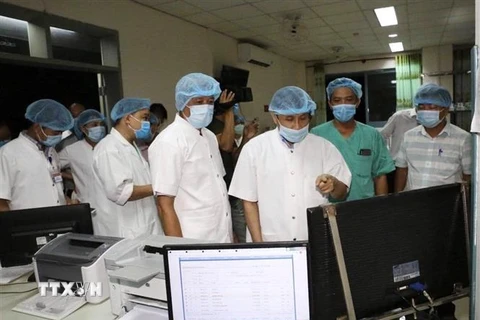 Thứ trưởng Bộ Y tế Nguyễn Trường Sơn (thứ 4 từ phải sang) thăm, làm việc tại Bệnh viện Trung ương Huế cơ sở 2. (Nguồn: TTXVN phát) 