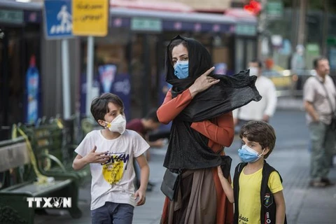 Người dân đeo khẩu trang phòng lây nhiễm COVID-19 tại Tehran, Iran, ngày 19/7/2020. (Nguồn: THX/TTXVN) 
