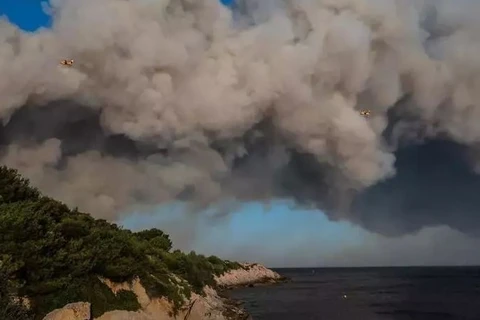 Khói bốc lên từ đám cháy. (Nguồn: AFP) 