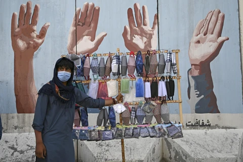 Một quầy hàng bán khẩu trang tại Kabul, Afghanistan. (Nguồn: AFP/TTXVN) 