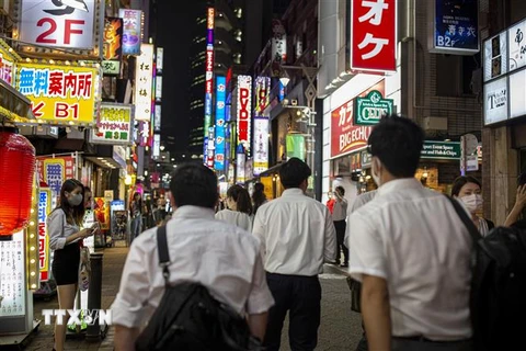 Người dân đeo khẩu trang phòng lây nhiễm COVID-19 tại Tokyo, Nhật Bản. (Nguồn: AFP/TTXVN) 