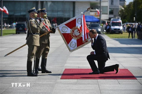 Tổng thống Ba Lan Andrzej Duda (phải) tại Lễ tuyên thệ nhậm chức nhiệm kỳ hai ở Warsaw ngày 6/8/2020. (Nguồn: PAP/TTXVN)