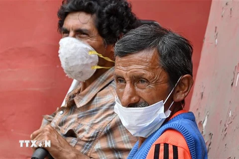 Người vô gia cư sống tại khu lều tạm để ngăn chặn sự lây lan của dịch COVID-19 tại Lima, Peru, ngày 31/3/2020. (Nguồn: AFP/TTXVN) 