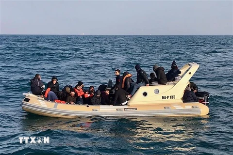 Người di cư được lực lượng cứu hộ Anh cứu sau khi họ cố vượt qua Eo biển Manche sang Anh ngày 18/2/2019. (Nguồn: AFP/TTXVN) 