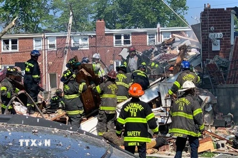 Lực lượng cứu hỏa nỗ lực khắc phục hậu quả vụ nổ lớn ở khu dân cư trên phố Reistertown, thành phố Baltimore, bang Maryland (Mỹ) ngày 10/8/2020. (Nguồn: NBC/TTXVN) 