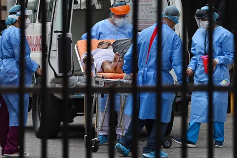 Chuyển bệnh nhân COVID-19 tới bệnh viện tại Tegucigalpa, Honduras, ngày 4/8/2020. (Nguồn: AFP/TTXVN)