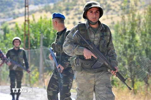 Binh sỹ Thổ Nhĩ Kỳ tuần tra tại tỉnh Sirnak, gần biên giới với Iraq. (Nguồn: AFP/TTXVN) 