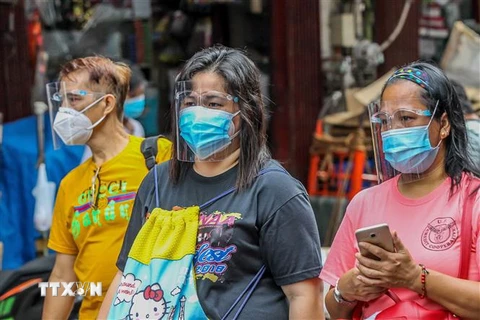 Người dân đeo khẩu trang và kính che mặt phòng lây nhiễm COVID-19 tại Manila, Philippines ngày 11/8/2020. (Nguồn: THX/TTXVN) 